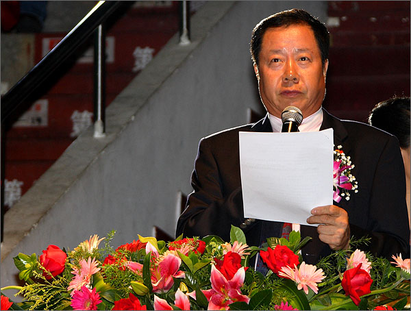 深圳市貿(mào)易工業(yè)局黨組成員、深圳市世貿(mào)組織事務(wù)中心主任、外運會組委會副主任張金生主持了開幕式